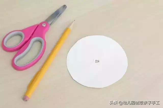 幼兒園創意親子手工之廢舊利用-捲紙筒巧妙改造成萬花筒