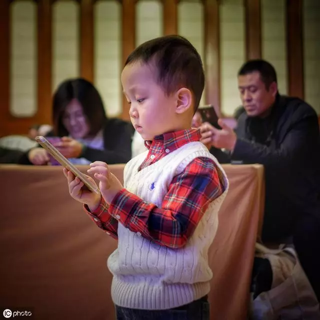 完全禁止孩子玩手機是不可能的,引導孩子適度接觸才是解決之道