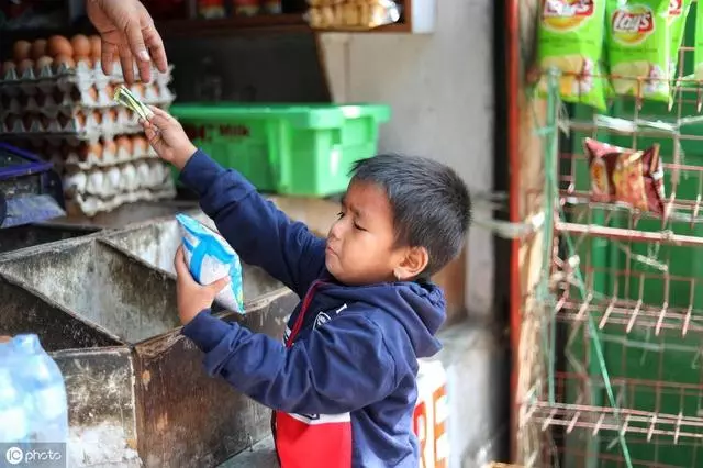 在孩子生長階段,嬰幼兒時期是營養需求高峰期,孩子在這個階段每一次吃飯都會被身體吸收,因為孩子的大腦,身體,骨骼統都需要營