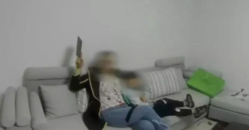 女持刀掐7歲兒子 嗆老公:讓你斷子絕孫