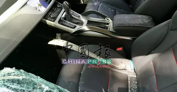 持刀劫車搶5公斤金飾 6悍匪分乘2車逃之夭夭