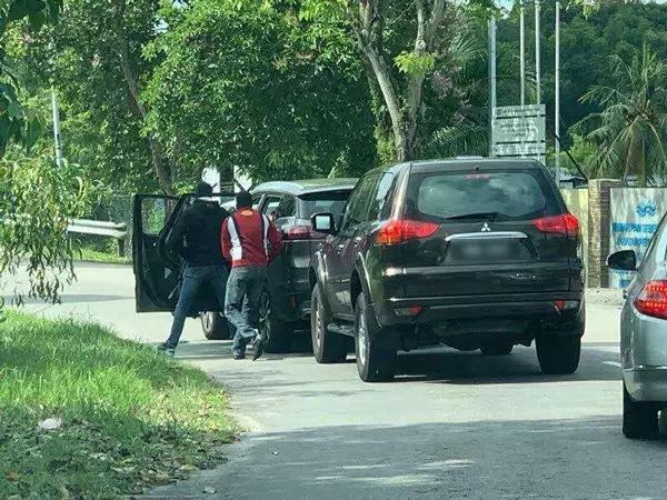 持刀劫車搶5公斤金飾 6悍匪分乘2車逃之夭夭