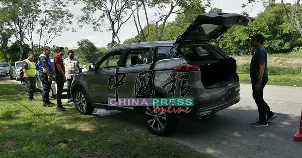 持刀劫車搶5公斤金飾 6悍匪分乘2車逃之夭夭