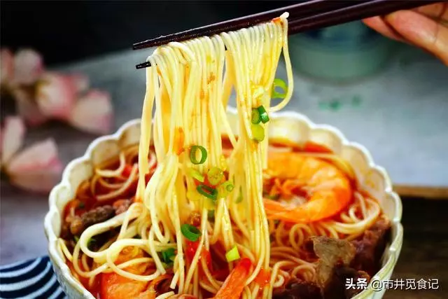 不管煮什麼面,用它做湯底准沒錯,酸爽開胃,夏天吃很適合