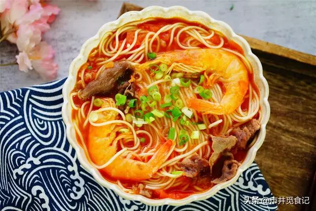 不管煮什麼面,用它做湯底准沒錯,酸爽開胃,夏天吃很適合