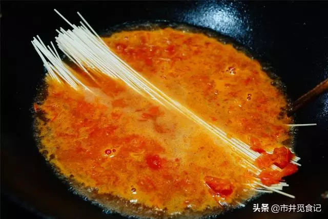 不管煮什麼面,用它做湯底准沒錯,酸爽開胃,夏天吃很適合