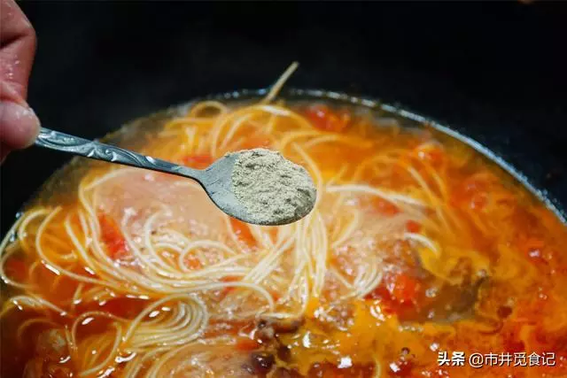 不管煮什麼面,用它做湯底准沒錯,酸爽開胃,夏天吃很適合
