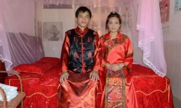 姐姐結婚三天回門,奶奶塞給她一張銀行卡,姐姐從此再也不回娘家