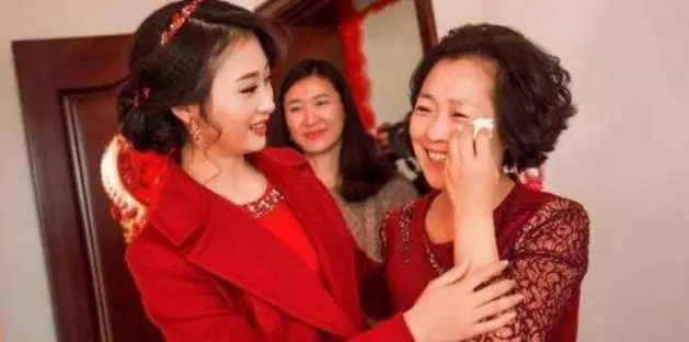 姐姐結婚三天回門,奶奶塞給她一張銀行卡,姐姐從此再也不回娘家