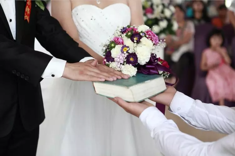 新婚夜老公主動上交工資卡,婆婆過壽俺給全場買單,結帳時臉綠