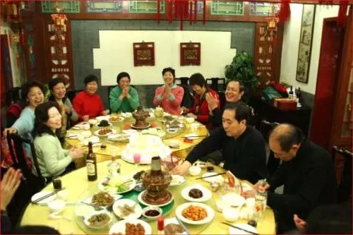 新婚夜老公主動上交工資卡,婆婆過壽俺給全場買單,結帳時臉綠