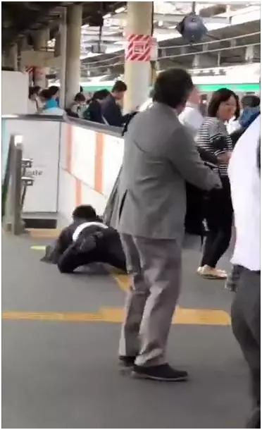 月台狂奔逮色狼 正義叔伸出 「關鍵一腳」