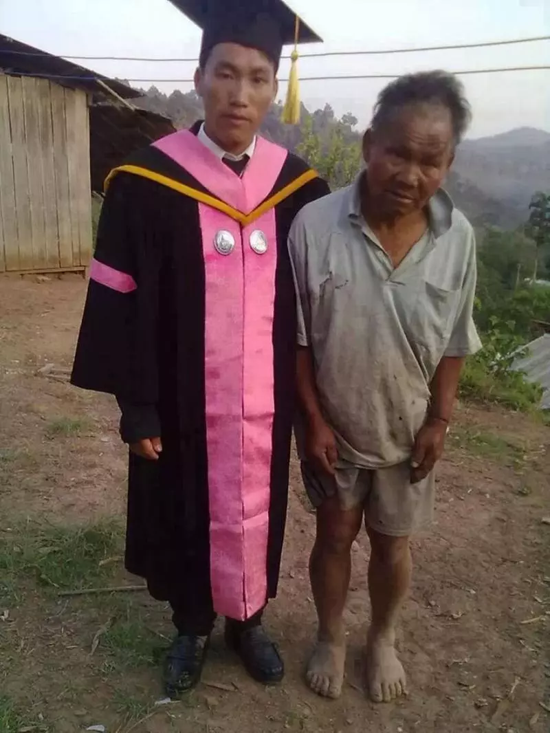 謝謝你讓我讀完大學! 兒子「揪拍畢業照」農民爸小動作超感人