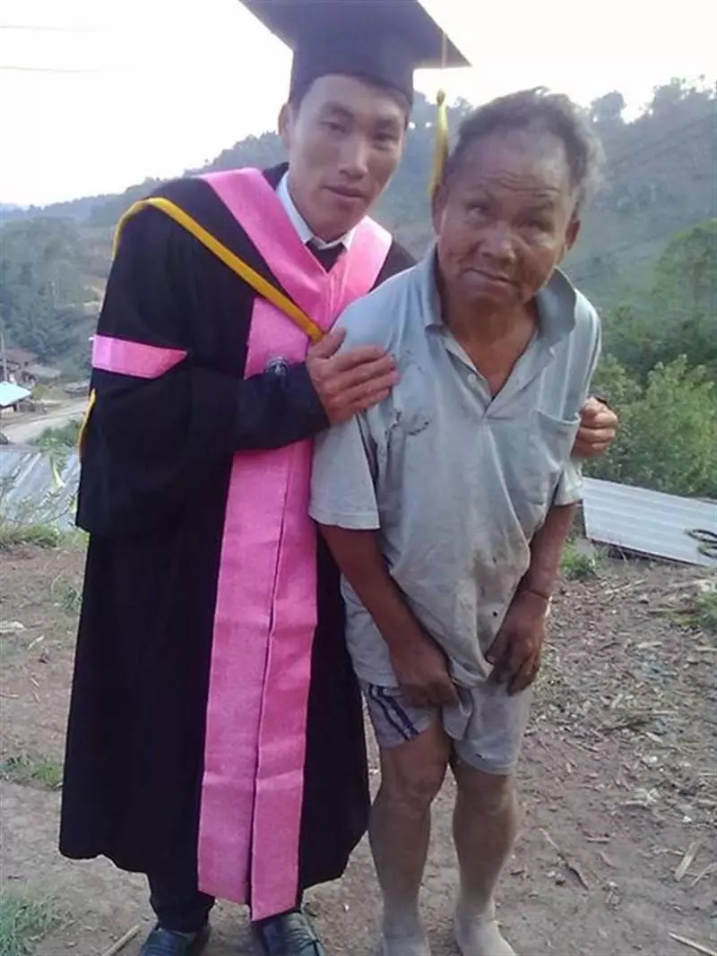 謝謝你讓我讀完大學! 兒子「揪拍畢業照」農民爸小動作超感人