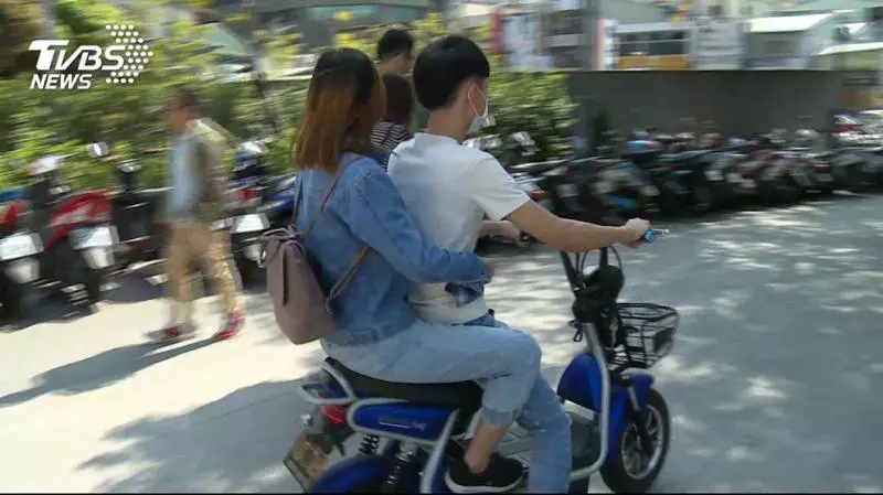 立院三讀修正交管條文!騎電動自行車須戴安全帽,擅自改裝最重罰款高達5400元!