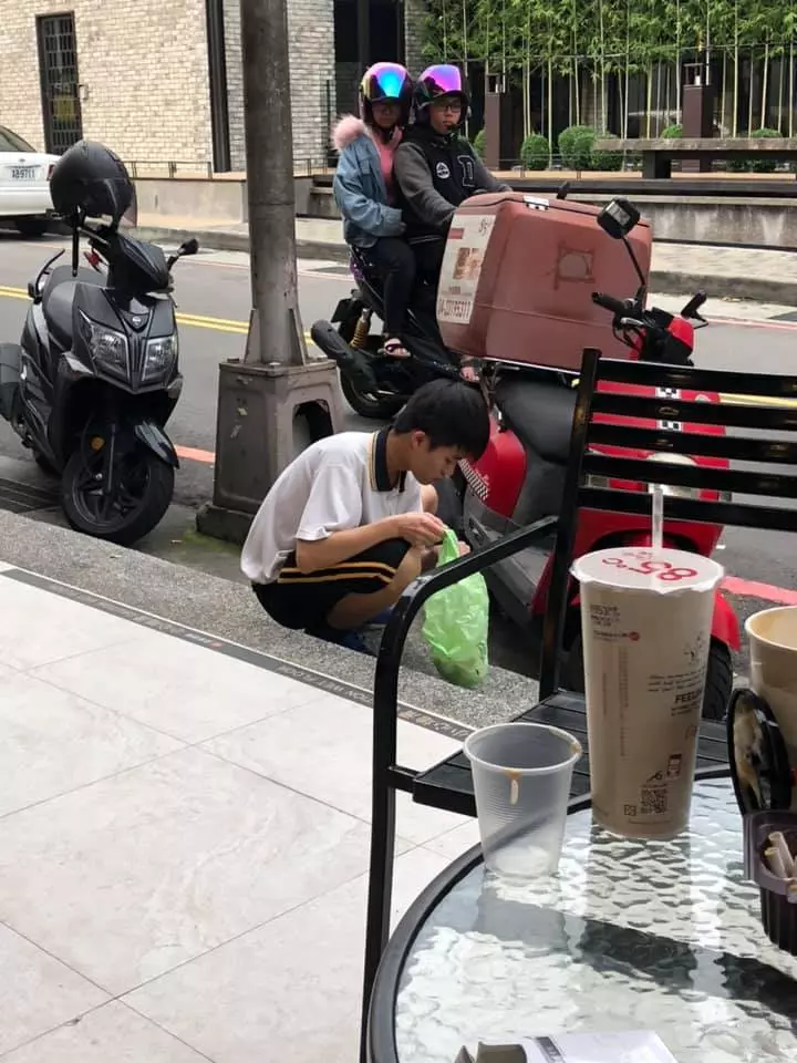無名小英雄!他蹲在路邊挖寶嗎?他走近一看感動了……國中弟「撿菸蒂」行為成佳話 網讚:家庭教育真棒