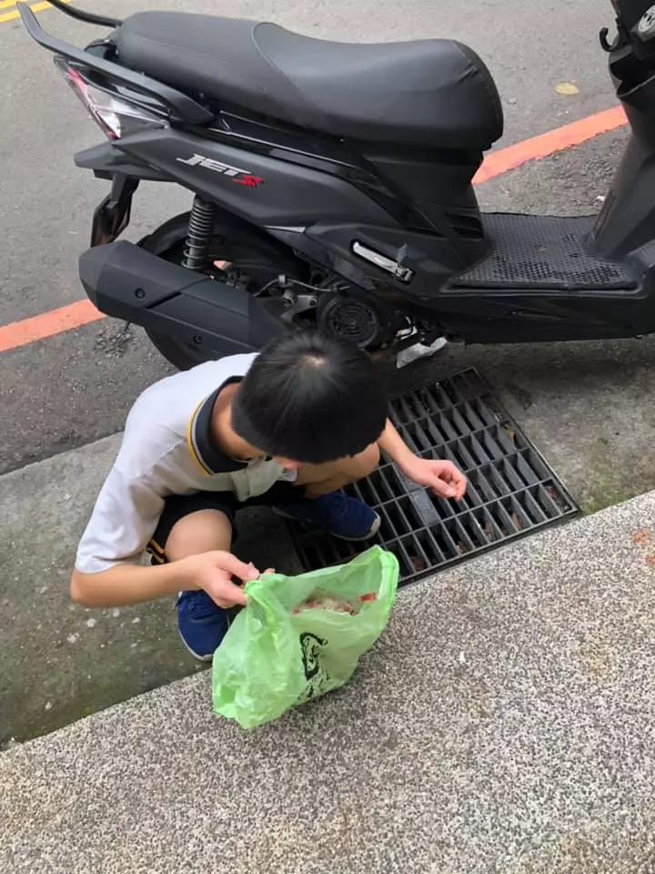 無名小英雄!他蹲在路邊挖寶嗎?他走近一看感動了……國中弟「撿菸蒂」行為成佳話 網讚:家庭教育真棒