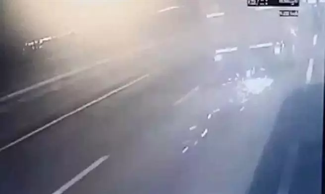 一車30條命都安全!客運司機開往台北「國道上被不明物體」砸中玻璃碎噴 他臉割傷「冷靜應對」乘客全豎起拇指!