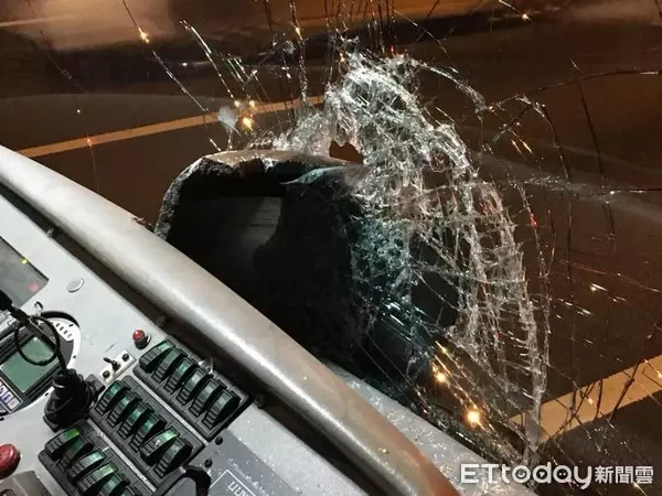 一車30條命都安全!客運司機開往台北「國道上被不明物體」砸中玻璃碎噴 他臉割傷「冷靜應對」乘客全豎起拇指!