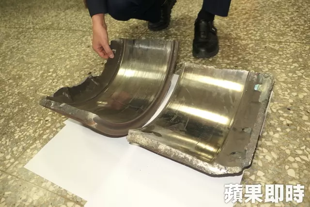 一車30條命都安全!客運司機開往台北「國道上被不明物體」砸中玻璃碎噴 他臉割傷「冷靜應對」乘客全豎起拇指!