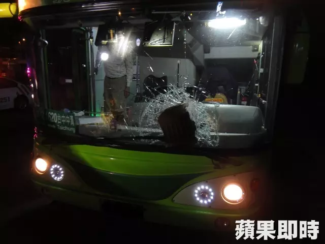 一車30條命都安全!客運司機開往台北「國道上被不明物體」砸中玻璃碎噴 他臉割傷「冷靜應對」乘客全豎起拇指!