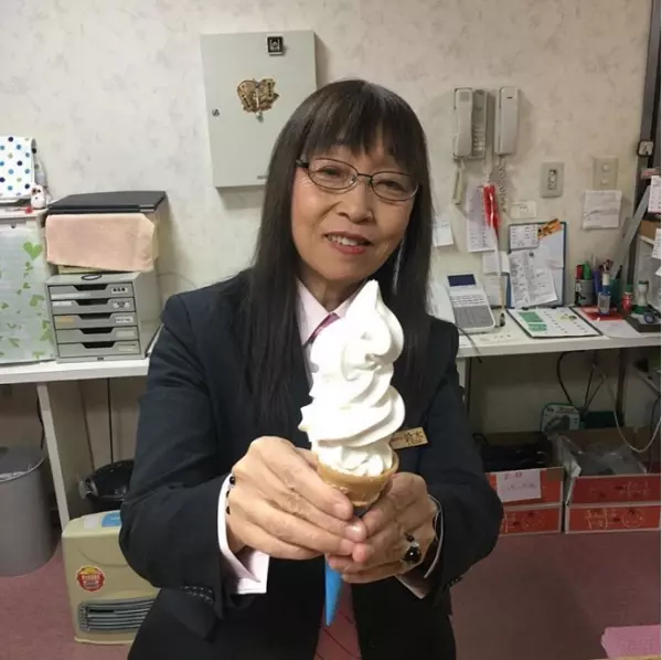 阿姨「霜淇淋擠太爛」反爆紅! 離職後員工苦練:還真做不到那麼醜…