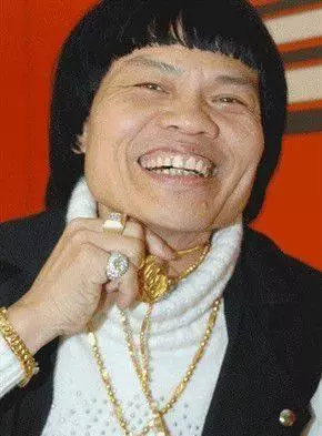 經典醜男八兩金被妻子敗光錢財,欲跳樓被兒子救下,兒子長大超帥