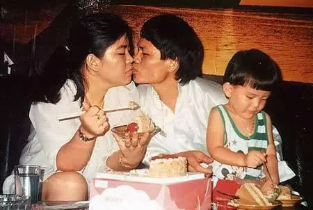 經典醜男八兩金被妻子敗光錢財,欲跳樓被兒子救下,兒子長大超帥