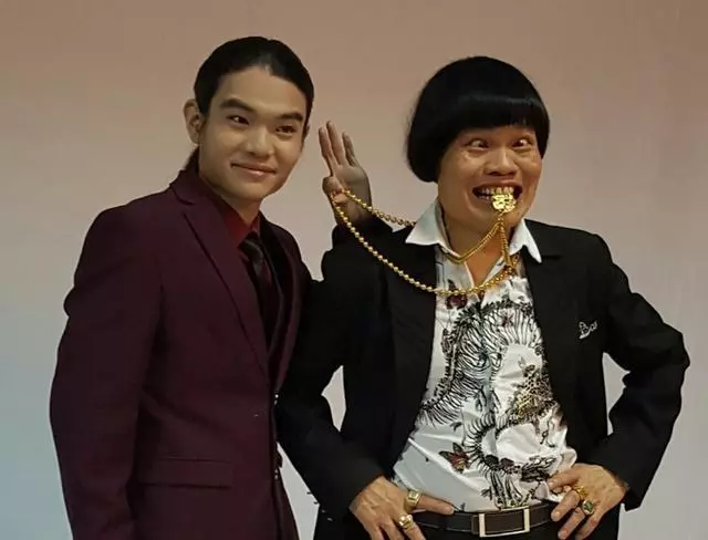 經典醜男八兩金被妻子敗光錢財,欲跳樓被兒子救下,兒子長大超帥