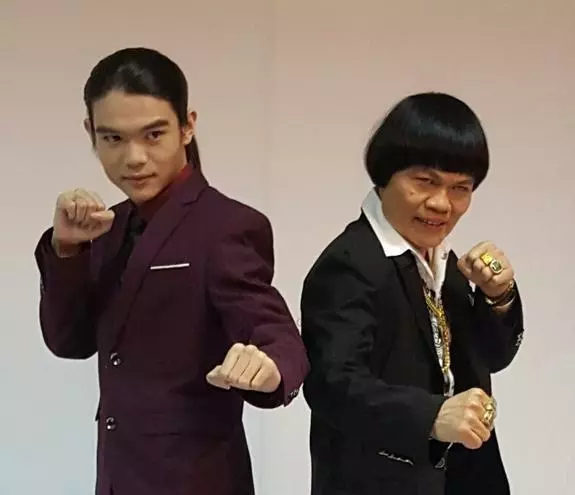 經典醜男八兩金被妻子敗光錢財,欲跳樓被兒子救下,兒子長大超帥