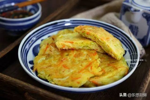 10道早餐餅,雞蛋、蔬菜都有,拌好麵糊就能烙,十幾分鐘上桌
