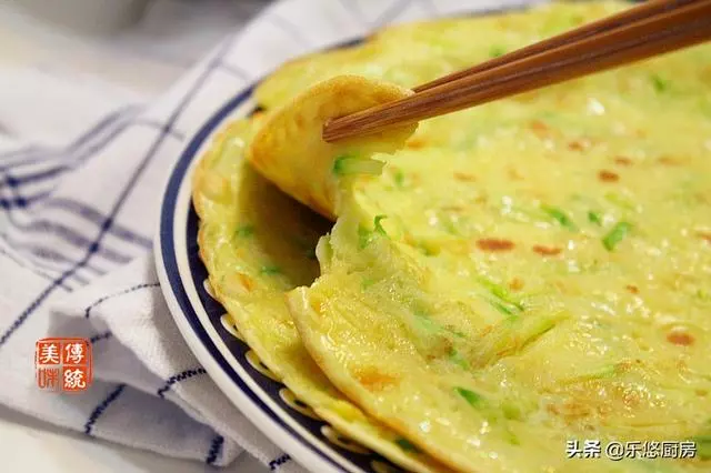 10道早餐餅,雞蛋、蔬菜都有,拌好麵糊就能烙,十幾分鐘上桌