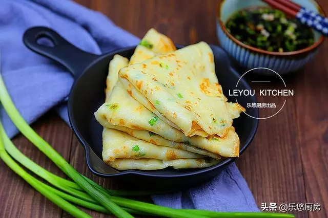 10道早餐餅,雞蛋、蔬菜都有,拌好麵糊就能烙,十幾分鐘上桌