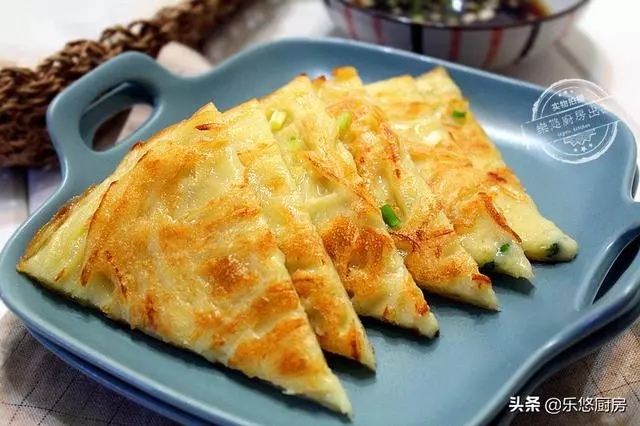 10道早餐餅,雞蛋、蔬菜都有,拌好麵糊就能烙,十幾分鐘上桌