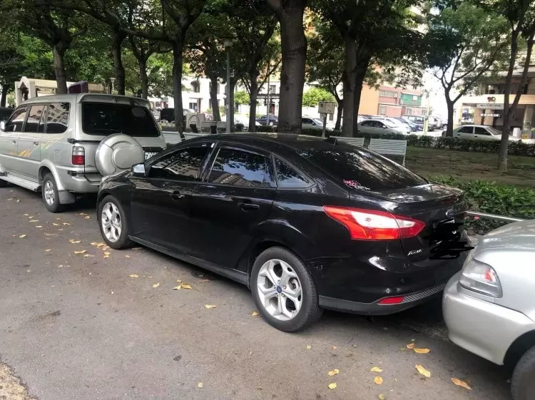正妹路邊停車無極限!5CM距離「看妳怎麼出來」她老司機神技巧…不該低估你的!