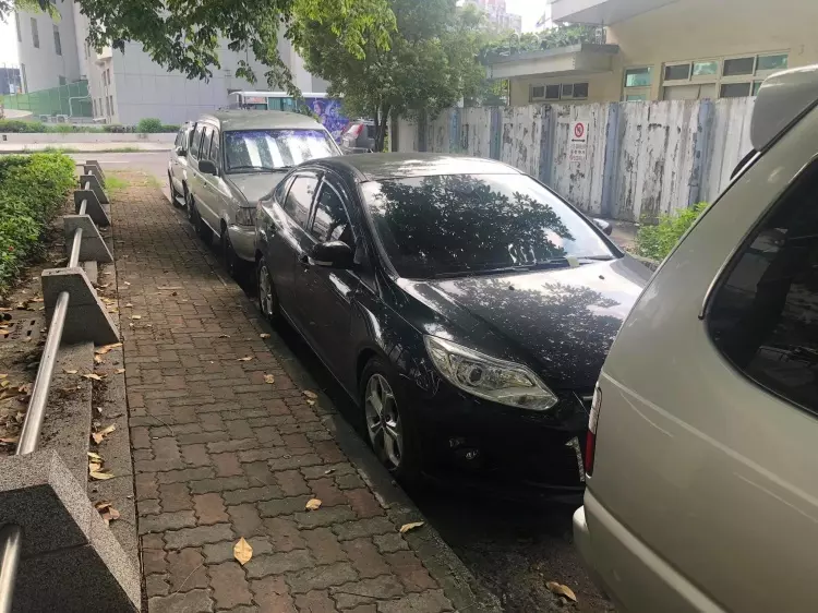 正妹路邊停車無極限!5CM距離「看妳怎麼出來」她老司機神技巧…不該低估你的!
