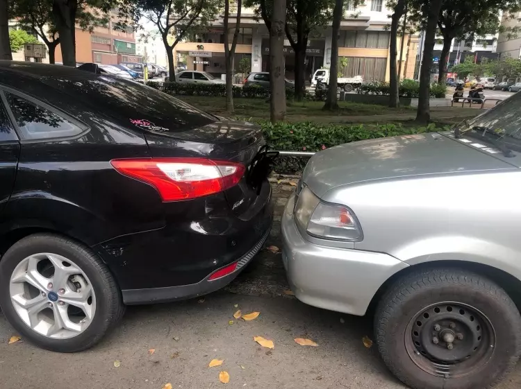 正妹路邊停車無極限!5CM距離「看妳怎麼出來」她老司機神技巧…不該低估你的!