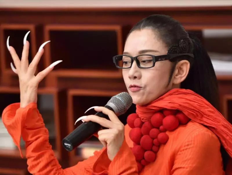 她20多年沒自己洗過澡,為了事業取一根肋骨,馮小剛:她不是人!