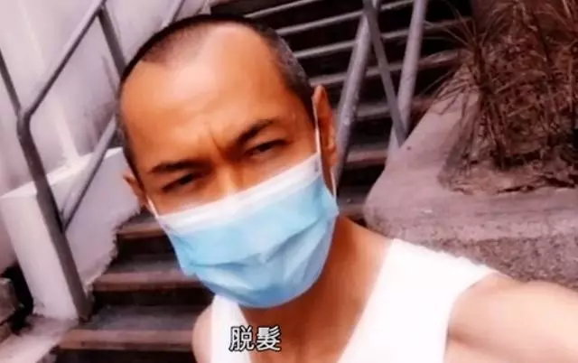 【一頂帽子戴足3年】56歲江華陷「禿頂危機」!穿闊腿褲吊兒郎當~~~