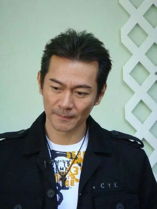 【一頂帽子戴足3年】56歲江華陷「禿頂危機」!穿闊腿褲吊兒郎當~~~