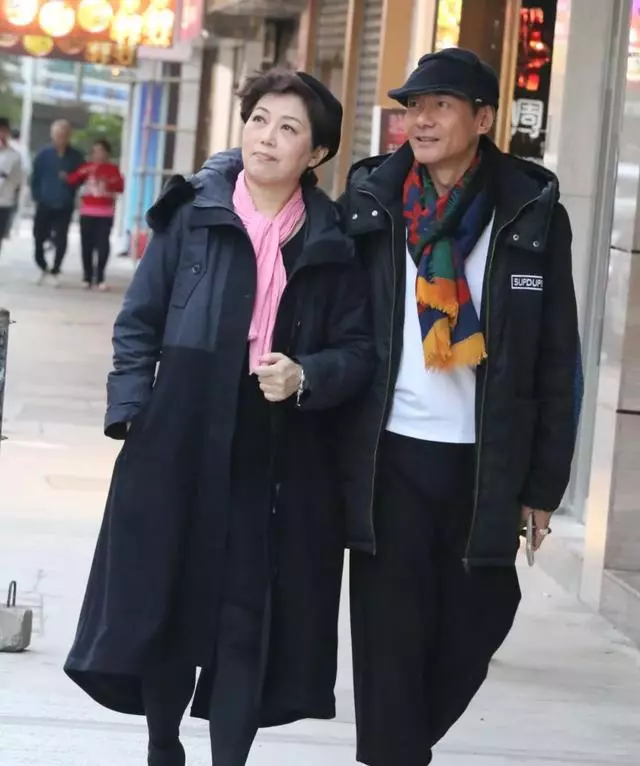【一頂帽子戴足3年】56歲江華陷「禿頂危機」!穿闊腿褲吊兒郎當~~~