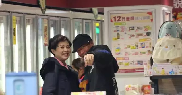 【一頂帽子戴足3年】56歲江華陷「禿頂危機」!穿闊腿褲吊兒郎當~~~