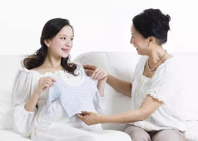小兒媳兩胎都生女兒被大嫂嘲笑,客廳的訓斥聲,小兒媳卻淚如雨下