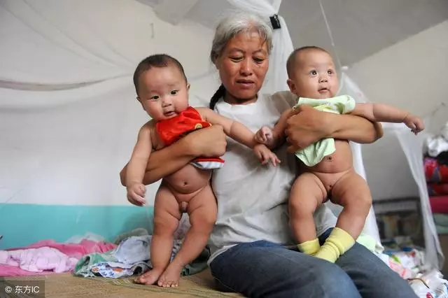 「我一個人帶倆娃,你還說我在家閒得慌?那孩子你來帶吧!」
