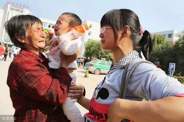 「我一個人帶倆娃,你還說我在家閒得慌?那孩子你來帶吧!」