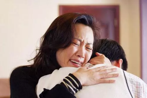 繼母生日我給一萬,當晚繼母給我轉帳兩萬,我跟老婆說:離婚吧
