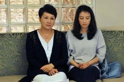 小姑子遠嫁我和婆婆去看她,剛到她家門口,婆婆拉著我說女兒死了