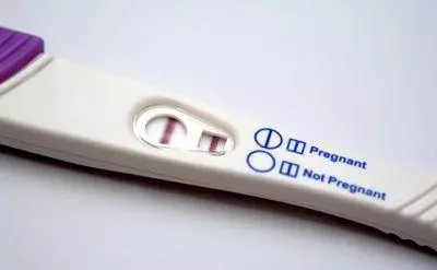 小姑子遠嫁我和婆婆去看她,剛到她家門口,婆婆拉著我說女兒死了