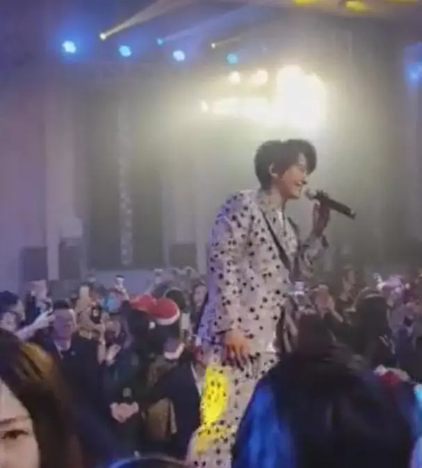 曾是TVB當紅小生,卻被雪藏18年,現低調復出靠商演直播維持生計!