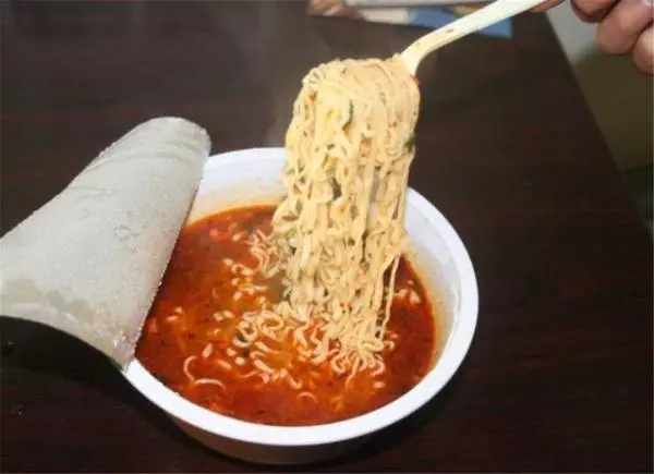 大家還是不要「冤枉泡麵」了!專家:真正的垃圾食品是這3種,愛吃的人太多了 !